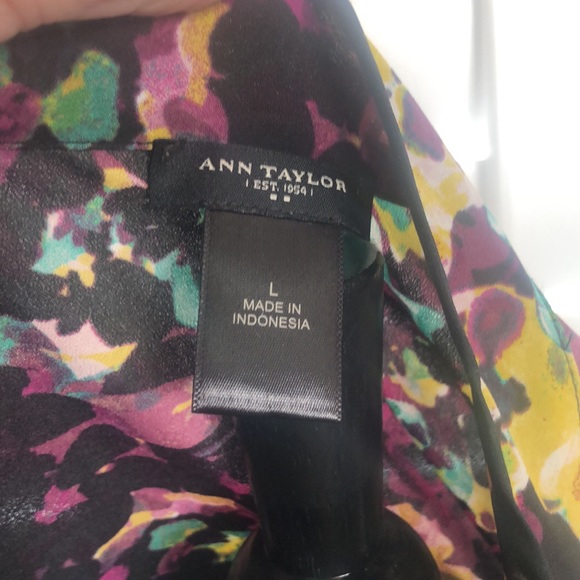 Lightweight sleevless button front blouse - Picture 5 of 5